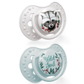 Dwa smoczki LOVI Wild Soul w kolorze szarym i błękitnym, z motywem szopa i napisem Wild Soul. Smoczki wykonane z bezpiecznego silikonu, przeznaczone dla niemowląt 3–6 miesięcy