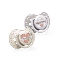 Dwa smoczki silikonowe LOVI w kolorach szaro-białych z napisami „I love Mummy” i „Daddy”. Posiadają profilowaną tarczkę i kółeczko do chwytania