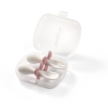 Zestaw ergonomicznych sztućców dla dzieci Babyono 969 – łyżeczka i widelec w różowym kolorze, w plastikowym etui podróżnym