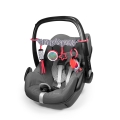 Kontrastowa zawieszka Canpol babies SENSORY TOYS zamocowana na foteliku samochodowym.