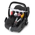 Zawieszka sensoryczna Canpol babies BabiesBoo zamontowana na foteliku samochodowym. Zabawka dla niemowląt w kontrastowych kolorach, wspierająca rozwój zmysłów podczas podróży.