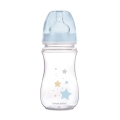 Butelka dla niemowląt Canpol babies EasyStart 240 ml z niebieską nakrętką i nadrukiem gwiazdek w kolorach niebieskim, żółtym i szarym.