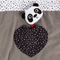 Uroczy element maty edukacyjnej Canpol babies – maskotka panda w serduszkowej kieszonce, rozwijająca ciekawość i zdolności manualne malucha.