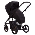 Wózek Bebetto Flavio Gloss w wersji spacerowej z pokrowcem na nóżki, elegancki design w czerni