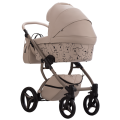 Gondola Bebetto Luca X Eva Minge w kolorze beżowym, elegancki wzór na bokach i solidny stelaż z dużymi kołami