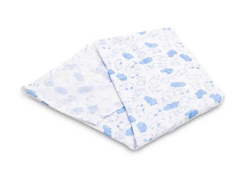 Rozłożone pieluszki tetrowe Sensillo z niebieskim nadrukiem w hipopotamy i misie 60x80