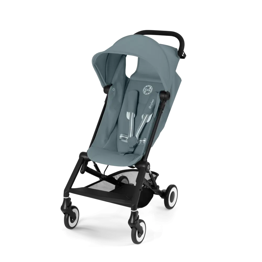 Niebieski stormy blue wózek spacerowy Cybex Agis z lekką konstrukcją, regulowanym oparciem i budką UPF 50+, zapewniający wygodę dziecka i komfort prowadzenia