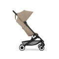Spacerówka Cybex Agis almond beige w pozycji siedzącej, z lekką konstrukcją i ergonomicznym podnóżkiem, idealna na spacery po mieście