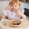Dziewczynka jedząca owoce z silikonowego talerzyka Babyono 1661 z trzema przegródkami
