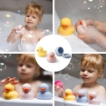 Dziewczynka bawi się w wannie z zestawem silikonowych kaczek Babyono 1568 w pastelowych kolorach, idealnych jako bezpieczne zabawki do kąpieli dla dzieci