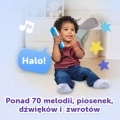 Małe dziecko bawi się interaktywnym smartfonikiem VTech Baby, zabawka oferuje ponad 70 melodii, piosenek i dźwięków edukacyjnych.