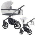 Elegancki wózek Bebetto Bresso 22 w kolorze jasnoszarym. Zestaw obejmuje gondolę i spacerówkę, a nowoczesny stelaż ułatwia prowadzenie i składanie
