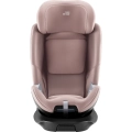 Fotelik Dusty Rose przedstawiony w pozycji z wyższym zagłówkiem. Idealny dla starszego dziecka – fotelik dostosowany do wzrostu, nadal z pełną ochroną boczną