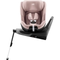 Fotelik Britax-Römer Swivel 2 360° ISOFIX w kolorze Dusty Rose na podstawie obrotowej. Pokazany w trakcie demonstracji możliwości obracania fotelika dla łatwego wsadzania dziecka