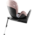 Britax-Römer Swivel 2 w kolorze Dusty Rose pokazany z boku w pozycji tyłem do kierunku jazdy. To najbezpieczniejszy sposób przewożenia dzieci do 105 cm wzrostu, rekomendowany przez ekspertów
