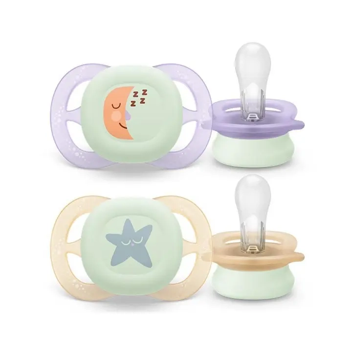 Zestaw dwóch smoczków Philips Avent Ultra Soft Night 0–2 m w odcieniach fioletu i beżu, z ortodontycznym silikonowym ustnikiem oraz świecącą w ciemności tarczą