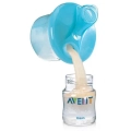 Philips Avent pojemnik na mleko w proszku podczas wsypywania odmierzonej porcji do butelki, praktyczne rozwiązanie dla rodziców w podróży