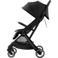 Britax-Romer Flylite Carbon Black – lekki wózek spacerowy w bocznym ujęciu z rozłożoną budką UPF50+, amortyzowanymi kołami i dużym koszem