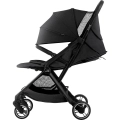 Britax-Romer Flylite Carbon Black – widok z boku z maksymalnie rozłożoną budką przeciwsłoneczną i ergonomicznym oparciem dla dziecka od urodzenia