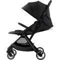Britax-Romer Flylite Carbon Black – boczny widok wózka z rozkładanym oparciem do pozycji leżącej i dużym koszem zakupowym 6 kg