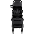 Britax-Romer Flylite Carbon Black – widok od góry z wyraźnie widocznymi pasami bezpieczeństwa, regulowanym podnóżkiem i uchwytem na kubek