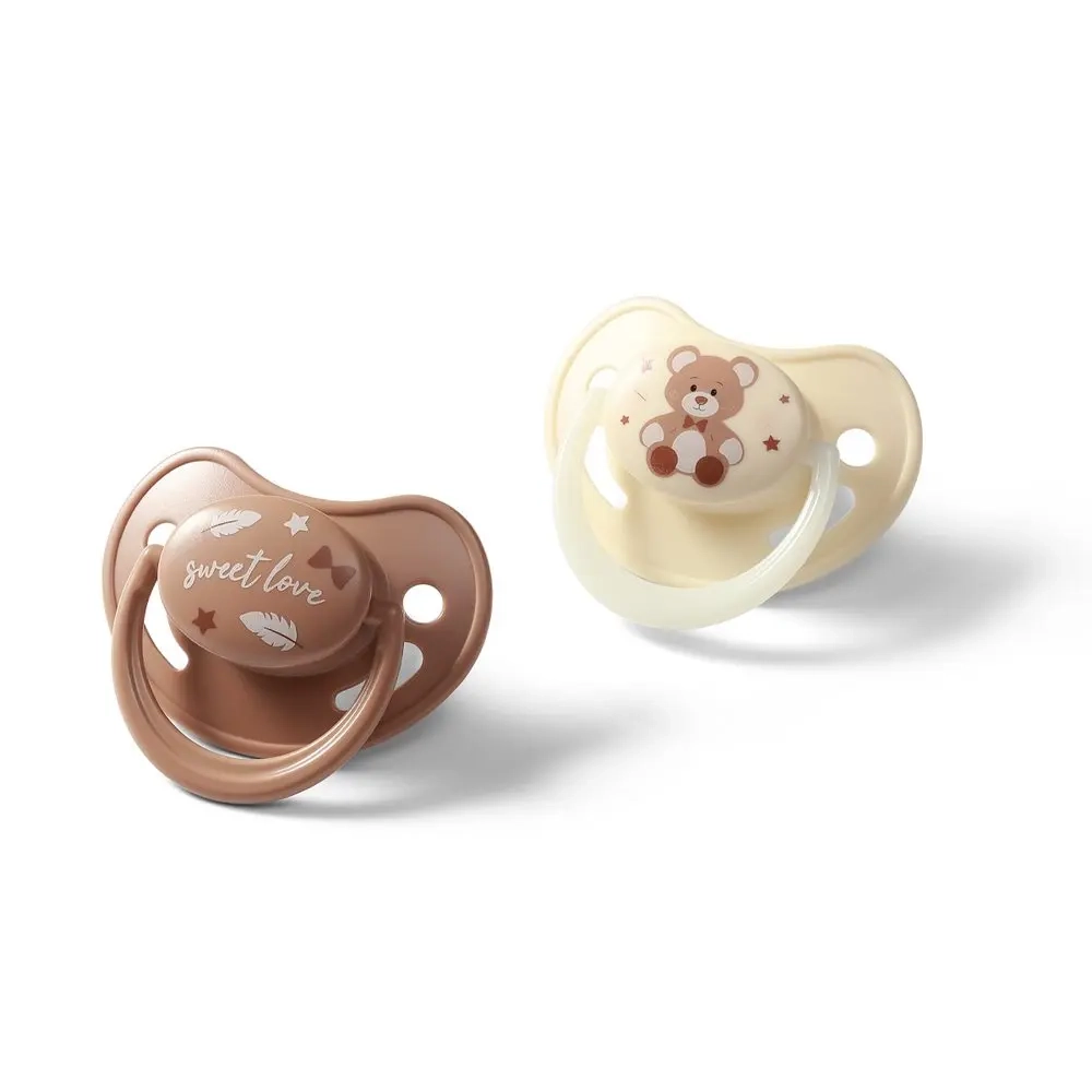 Brązowy i kremowy smoczek anatomiczny Babyono 1670-01 wykonany z silikonu, ozdobiony motywem misia i napisem sweet love