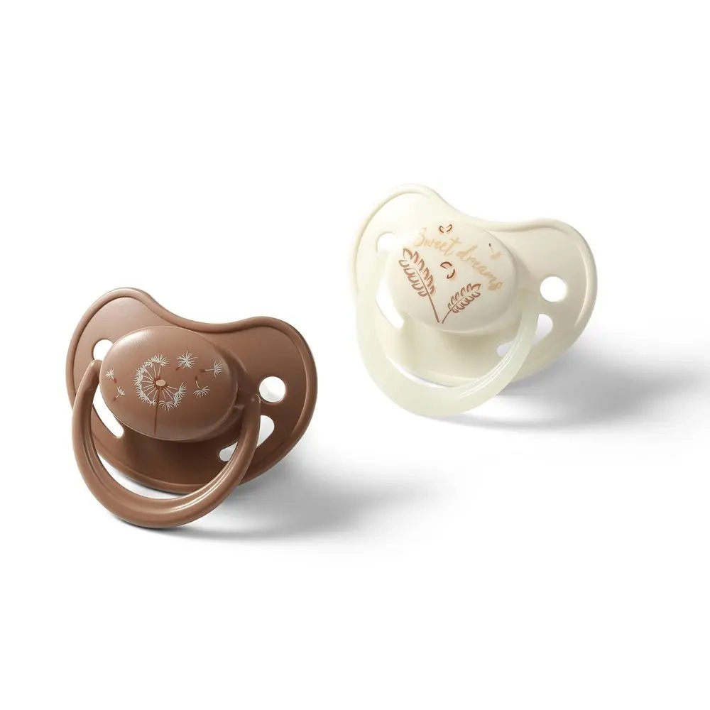 Brązowy i kremowy smoczek Babyono 1670-03 anatomiczny silikonowy z motywem dmuchawca i napisem sweet dreams, zestaw dwóch sztuk