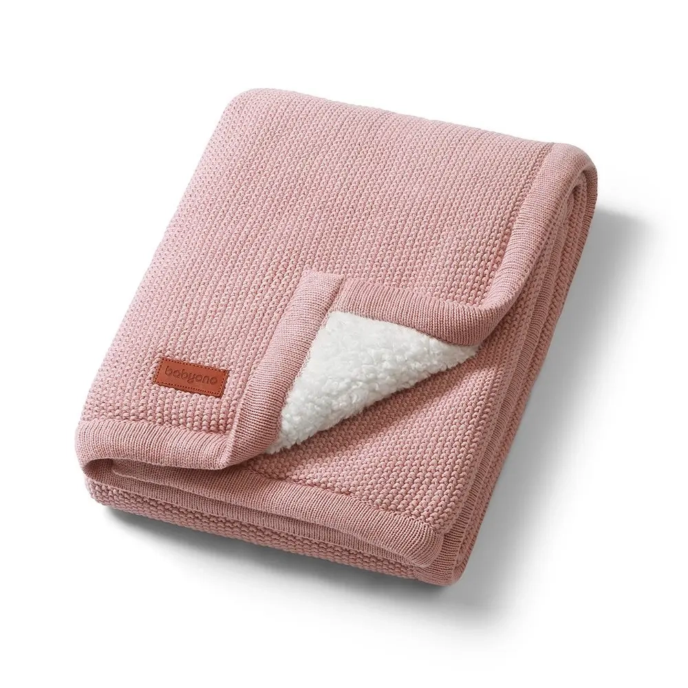 Babyono 1659-01 różowy kocyk bawełniany z ociepleniem sherpa to przytulny i elegancki wybór dla niemowląt i dzieci. Dwuwarstwowa konstrukcja z bawełny i baranka sherpa zapewnia ciepło i miękkość