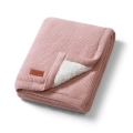 Babyono 1659-01 różowy kocyk bawełniany z ociepleniem sherpa to przytulny i elegancki wybór dla niemowląt i dzieci. Dwuwarstwowa konstrukcja z bawełny i baranka sherpa zapewnia ciepło i miękkość
