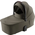Elegancka gondola Britax-Römer Rio Urban Olive Lux w odcieniu oliwkowej zieleni. Komfortowe wnętrze i solidna konstrukcja zapewniają dziecku bezpieczeństwo i wygodę od pierwszych dni życia.