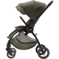Nowoczesny wózek Britax-Römer Rio Urban Olive Lux 2w1 z regulowanym oparciem i przestronnym koszem na akcesoria. Idealny model do codziennych spacerów po mieście i w terenie.
