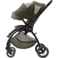 Model Britax-Römer Rio Urban Olive Lux z dużym daszkiem XL i panelem wentylacyjnym chroni dziecko przed słońcem, zapewniając jednocześnie cyrkulację powietrza i komfort termiczny.