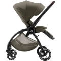 Wersja Britax-Römer Rio Urban Olive Lux z siedziskiem zwróconym do rodzica pozwala utrzymać kontakt wzrokowy z dzieckiem, zwiększając poczucie bezpieczeństwa i bliskości.