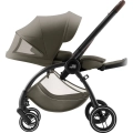 Britax-Römer Rio Urban Olive Lux umożliwia rozłożenie oparcia do pełnej pozycji leżącej, co zapewnia dziecku komfortowy sen podczas spaceru i wspiera zdrowe ułożenie ciała.