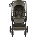 Praktyczny wózek Britax-Römer Rio Urban Olive Lux widziany od przodu – wyposażony w pałąk bezpieczeństwa, pięciopunktowe pasy i uchwyt na kubek. Doskonałe połączenie funkcjonalności i stylu.