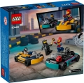 Tył pudełka LEGO City 60400 prezentujący dwa gokarty LEGO, kierowców i puchar dla zwycięzcy – zestaw do kreatywnej zabawy wyścigowej