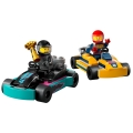 Dwa gokarty LEGO City 60400 z kierowcami, gotowe do wyścigu, w tym zwycięzca z pucharem LEGO – dynamiczny zestaw dla dzieci.