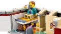 Wnętrze zestawu LEGO City Wakacyjny Kamper 60454 z minifigurkami rodziny korzystającej z łóżek piętrowych i wyposażenia kampera.