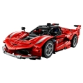 Czerwony model LEGO Technic Ferrari FXX K z widocznym kokpitem, aerodynamicznymi detalami i realistycznym wykończeniem.