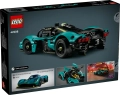 Tył pudełka LEGO Technic Aston Martin Valkyrie 42208 prezentujący szczegóły konstrukcji, realistyczne funkcje i dodatkowe materiały wizualne.