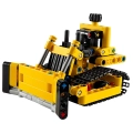 Model buldożera LEGO Technic 42163 z żółtymi elementami, ruchomym lemieszem i gąsienicami, widok z przodu.