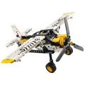 Model LEGO Technic Samolot Transportowy 42198 z widocznymi paskami zebry, czterocylindrowym silnikiem i dużym obrotowym śmigłem.