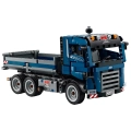 Model wywrotki LEGO Technic 42203 w kolorze niebieskim z realistycznymi detalami i potrójną osią.