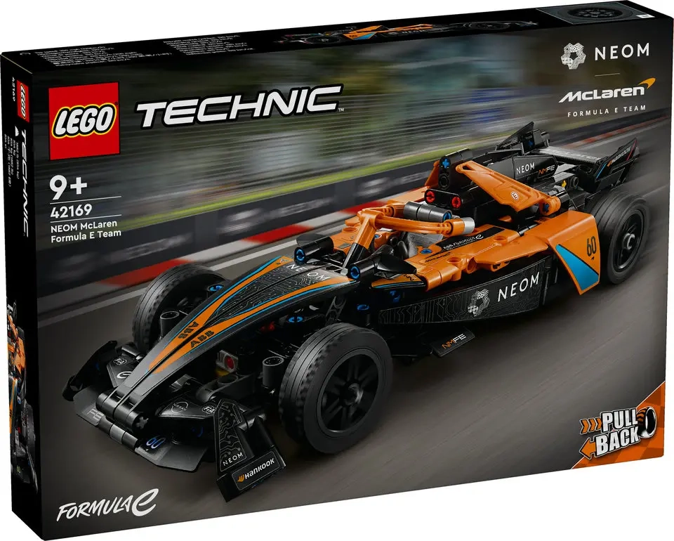 Pudełko zestawu LEGO Technic NEOM McLaren 42169 z widocznym modelem pomarańczowo-czarnego bolidu Formula E na torze.