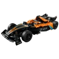 Złożony model bolidu LEGO Technic NEOM McLaren 42169 w kolorze pomarańczowo-czarnym, przedstawiony w pełnej sylwetce z widocznymi detalami.