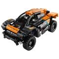Model LEGO Technic NEOM McLaren Extreme E 42166 w zbliżeniu, prezentujący szczegółową konstrukcję, masywne opony i pomarańczowo-czarne nadwozie.