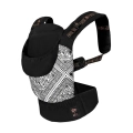 Ergonomiczne nosidełko Kinderkraft Huggy BIZUU Lunar Black w czarno–białym wzorze, widok z przodu, prezentujące panel z tkaniny, szeroki pas biodrowy i miękkie pasy naramienne.