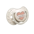 Smoczek uspokajający LOVI Daddy 0–3 m w kolorze beżowym z nadrukiem serca i napisem „Daddy”.