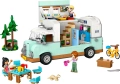 Zestaw LEGO Friends 42663 z otwieranym kamperem, minilaleczkami, rowerem, stołem piknikowym i figurką fretki.