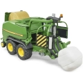 Zielona prasa rolująca Bruder John Deere C441R z wyrzutem owiniętej beli – funkcjonalny model do zabawy rolniczej.